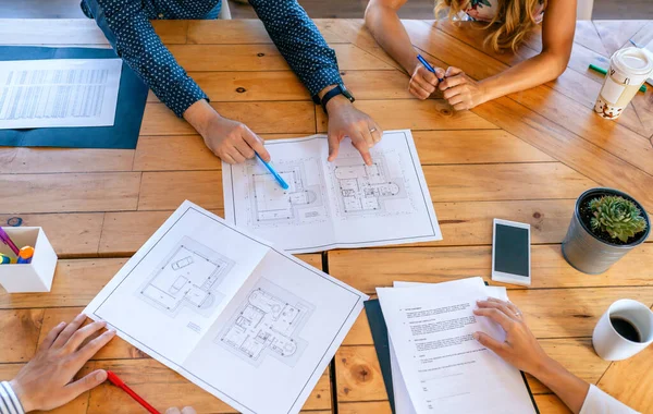 İnşaat planlarına bakan tanınmayan mimarların üst görüşü