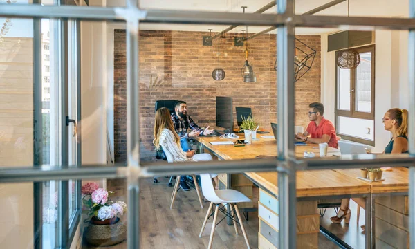 Personas en una reunión de negocios en la oficina — Foto de Stock