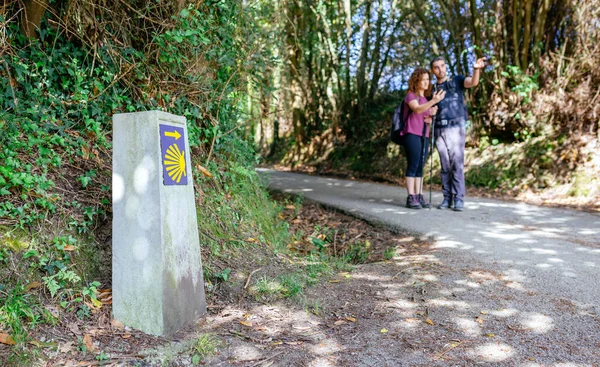 Signpost of Saint James way with pilgrims pointing — Stock Photo, Image