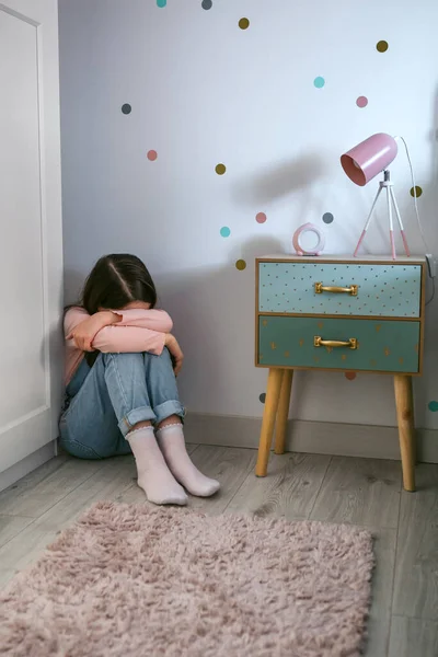 Fille méconnaissable pleurer sur le sol dans sa chambre — Photo