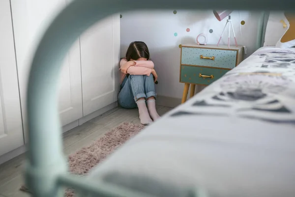 Nierozpoznawalna dziewczyna płacze na podłodze w sypialni — Zdjęcie stockowe