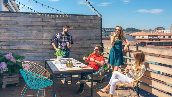 Freunde plaudern und trinken auf einer Party auf einer Terrasse — Stockfoto