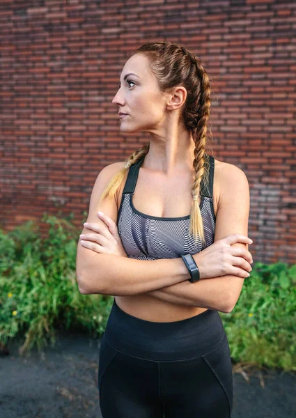 Sportieve vrouw met gekruiste armen poseren — Stockfoto