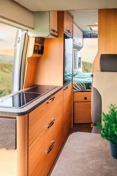 Интерьер фургона с кухней и кроватью — стоковое фото