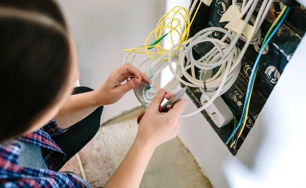 Nerozpoznatelný ženský technik instalující síť lan — Stock fotografie