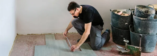 Mattone di misura piastrelle per installare un pavimento — Foto Stock