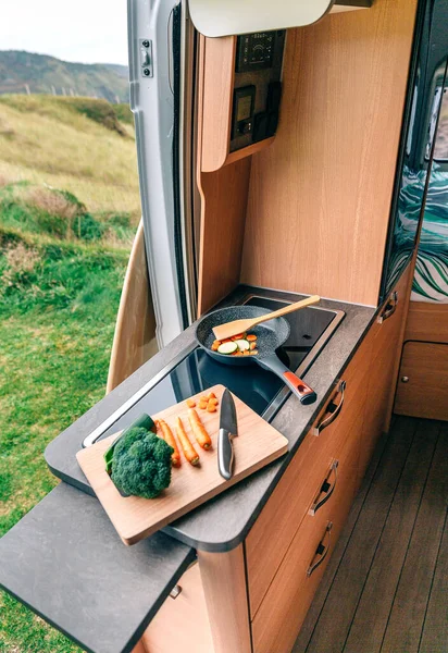 Préparation de repas végétalien en camping-car — Photo