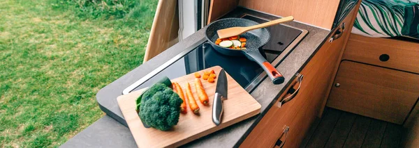 Vegan meal preparation in a campervan — Stock Photo, Image