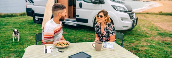 Glückliches Junges Paar Sitzt Sommer Freien Mit Wohnmobil Und Strand — Stockfoto