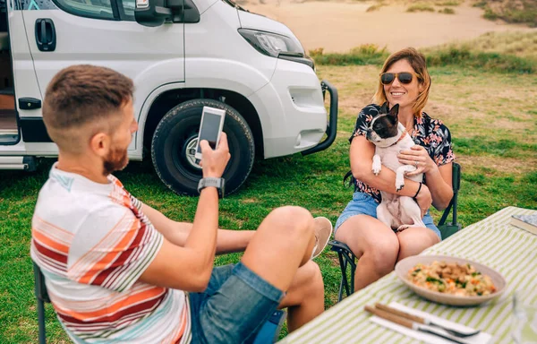 Jovem Tirando Foto Com Telefone Para Mulher Feliz Abraçando Lindo — Fotografia de Stock