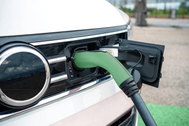 Dışarıdaki elektrikli arabaya takılan soketin ayrıntıları