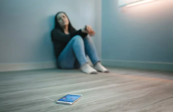 Nierozpoznawalna Zdesperowana Kobieta Uzależnieniem Telefonu Patrząca Swoją Komórkę Siedzącą Podłodze — Zdjęcie stockowe