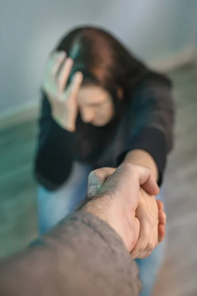 Mujer Irreconocible Con Trastorno Mental Recibiendo Ayuda Hombre Sosteniendo Mano — Foto de Stock