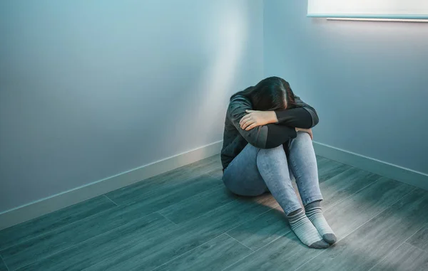 Nierozpoznawalna Zdesperowana Kobieta Zaburzeniami Psychicznymi Głową Spoczywającą Rękach Siedzącą Podłodze — Zdjęcie stockowe