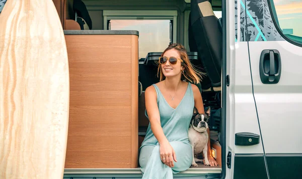 Счастливая Молодая Женщина Сидящая Своим Бостонским Терьером Дверей Своего Фургона — стоковое фото