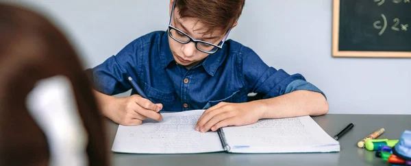 Έφηβος Γράφει Στο Σημειωματάριό Του Στο Σχολείο Επιλεκτική Εστίαση Στο — Φωτογραφία Αρχείου