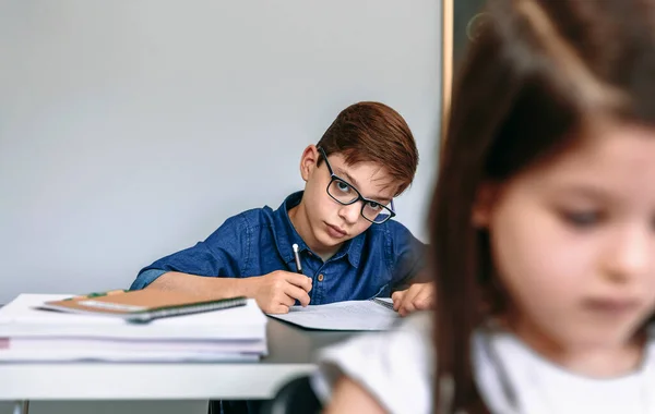 Adolescente Escribiendo Cuaderno Escuela Enfoque Selectivo Niño Fondo —  Fotos de Stock