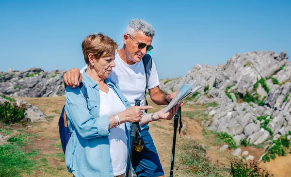 Sırıkla Yürüyüş Yapan Yaşlı Bir Çift Dışarıda Harita Arıyor — Stok fotoğraf
