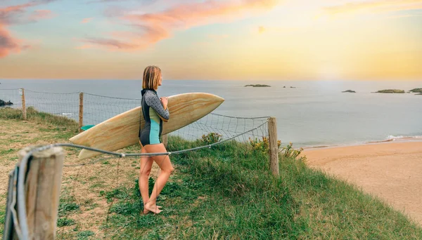 Unrecognizable Young Surfer Woman Surfing Suit Surfboard Looking Beach Coast — Stock Photo, Image