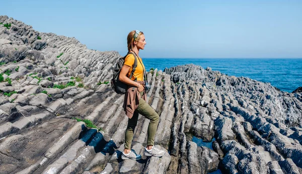 Jovem Com Mochila Caminhando Pela Paisagem Rocha Flysch — Fotografia de Stock