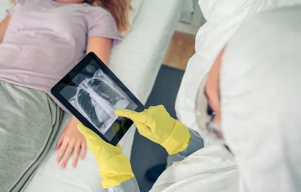 Unbekannter Arzt Schutzanzug Untersucht Röntgenbild Kranker Patientin Auf Tablet — Stockfoto