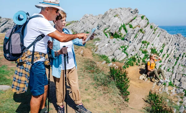 Escursionismo Coppia Anziana Con Bastoni Guardando Mappa Nel Paesaggio Roccioso — Foto Stock