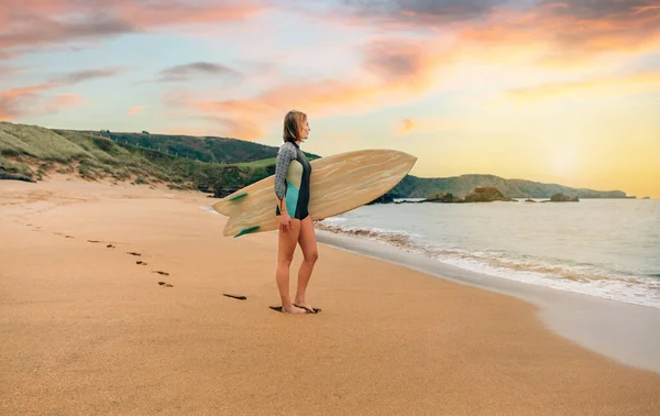 Young Surfer Woman Wetsuit Carrying Surfboard Looking Sea Beach — 图库照片