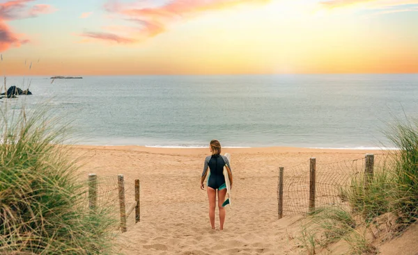 Unrecognizable Young Surfer Woman Wetsuit Surfboard Looking Sea Sand — Stock Photo, Image