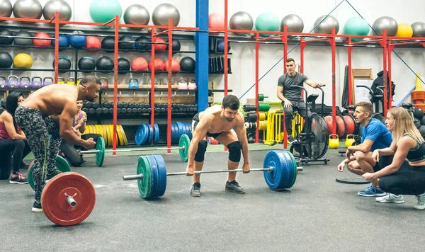 Stark Man Tränar Tyngdlyftning Gymmet Med Sina Partners Hejar Honom — Stockfoto
