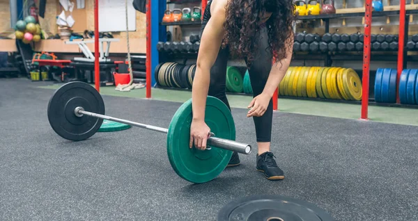 Unrecognizable Woman Crouching Changing Discs Weightlifting Bar — Photo