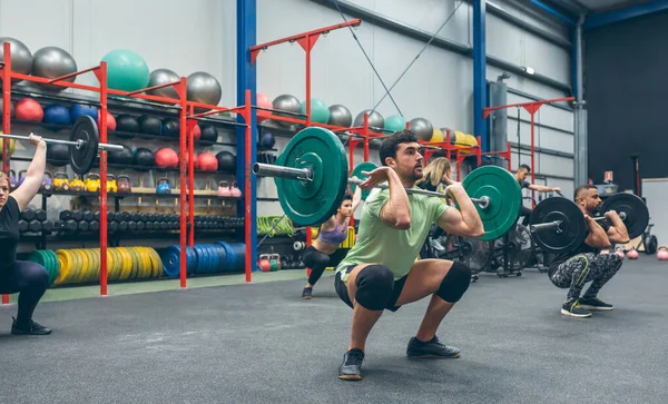 Grupo Personas Que Practican Levantamiento Pesas Pesas Gimnasio — Foto de Stock