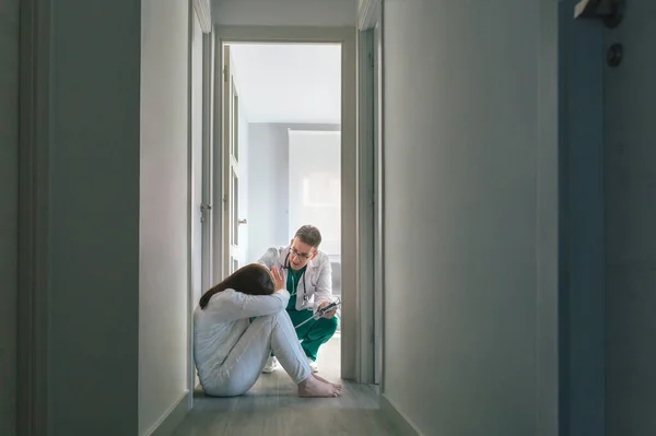 Medico Che Cerca Aiutare Paziente Con Disturbi Mentali Che Rifiuta — Foto Stock