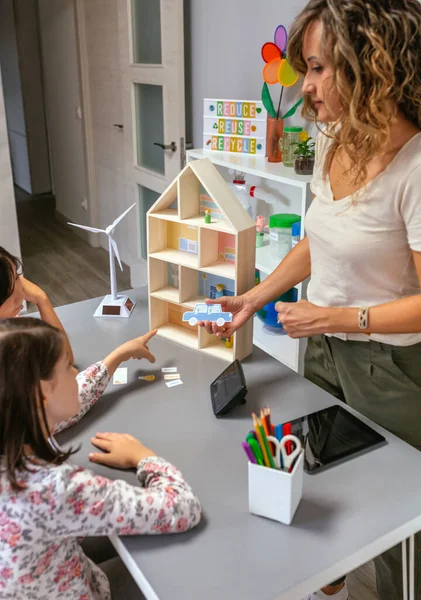 Teacher Ecology Classroom Explaining Her Students Parts Sustainable House Showing —  Fotos de Stock