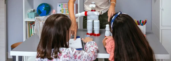 Profesora Aula Ecología Explicando Los Niños Cómo Hacer Robot Juguete —  Fotos de Stock