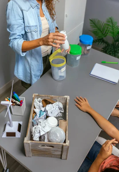Oigenkännlig Kvinnlig Lärare Som Håller Plastflaska Samtidigt Som Han Undervisar — Stockfoto