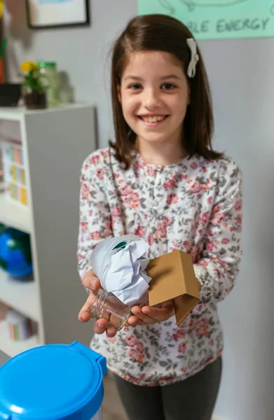Retrato Una Chica Sonriente Aula Ecología Mostrando Puñado Residuos Para — Foto de Stock