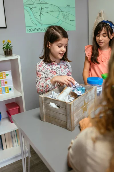 Estudiantes Que Muestran Cómo Reciclar Clasificando Los Residuos Aula Ecología — Foto de Stock