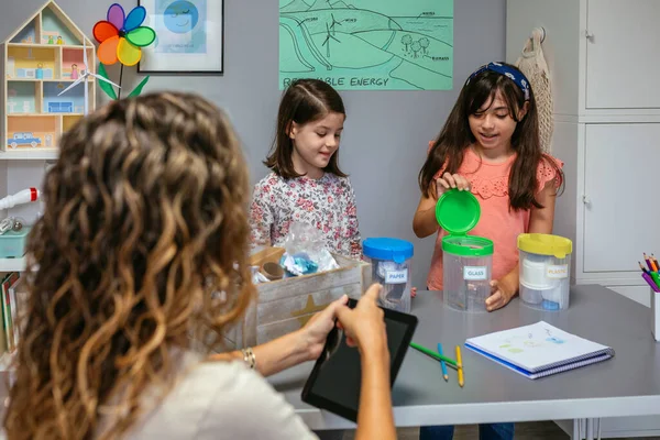 Estudiante Explicando Cómo Reciclar Clasificando Residuos Mientras Profesora Pregunta Aula —  Fotos de Stock