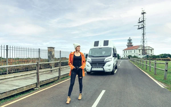 Ung Kvinna Poserar Vägen Framför Husbil Med Fyr Bakgrunden — Stockfoto