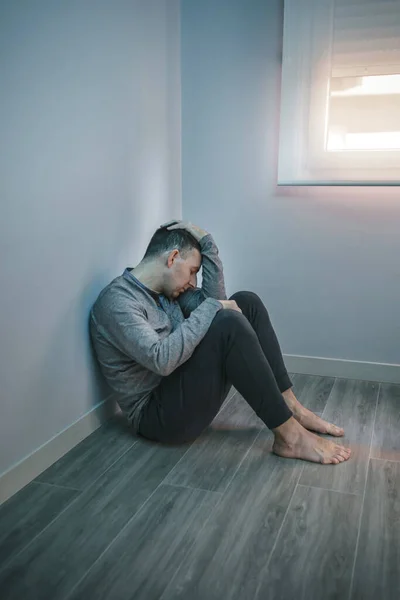 Hombre Estresado Cansado Con Problemas Para Descansar Sentado Suelo — Foto de Stock