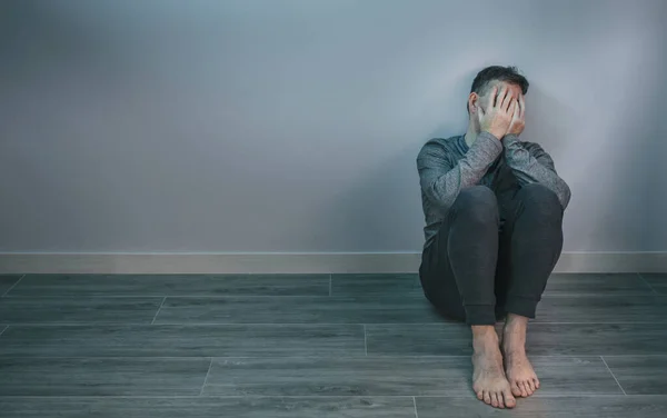 Hombre Irreconocible Con Problemas Para Llorar Mientras Cubre Cara Con — Foto de Stock