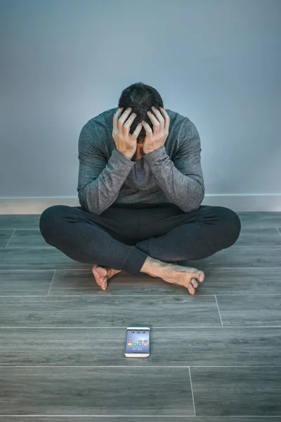 Unrecognizable Man Problems Covering Face Sitting Floor His Mobile — Stock Photo, Image
