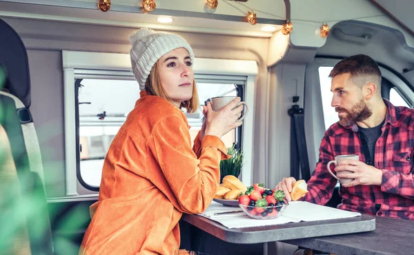 Tankeväckande Kvinna Äter Frukost Husbil Med Vän Morgonen — Stockfoto