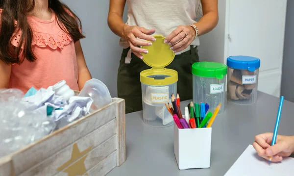 Profesora Irreconocible Que Muestra Cómo Reciclar Clasificando Residuos Aula Ecología — Foto de Stock