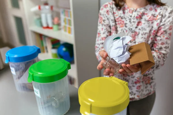 Chica Irreconocible Aula Ecología Mostrando Puñado Residuos Para Reciclar Con — Foto de Stock