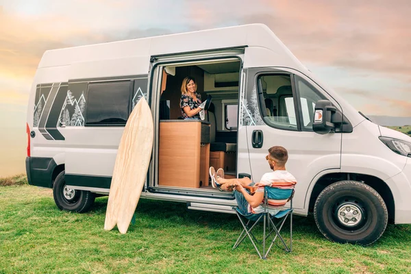 Giovane Donna Sorridente Asciugatura Padella Dopo Aver Mangiato Camper Mentre — Foto Stock