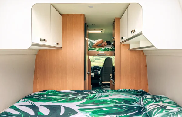Fiatal Alszik Egyedül Lakókocsi Van Emeletes Ágy — Stock Fotó