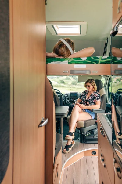Jeune Femme Avec Écouteurs Écouter Musique Couché Sur Camping Car — Photo