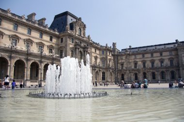 Çeşme önünde louvre Müzesi, paris