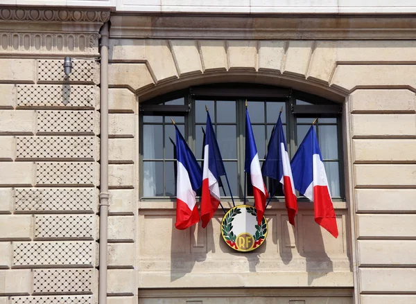 Francuskiej flagi powiesić na ścianie domu w Paryżu — Zdjęcie stockowe